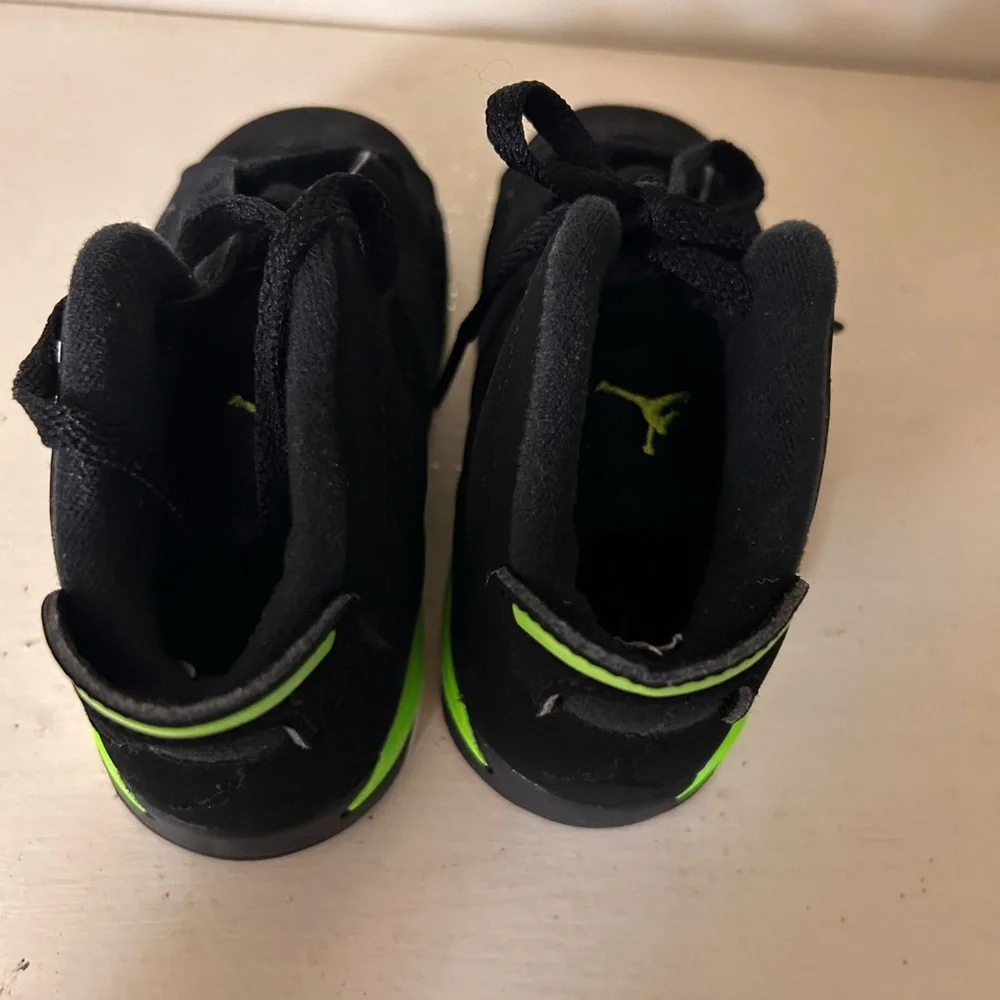 Jordan Retro 6 Kids Sneakers Black and Neon Green
